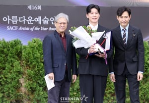 Park Chan-wook — Lee Jung-jae, Kim Mu-yeol (수상) chúc mừng [★ảnh]