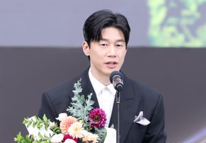 Kim Mu-yeol comparte sus impresiones tras recibir el premio [★Foto]