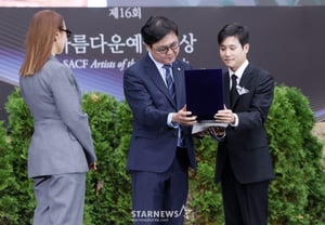 Son An Philip accepts award on behalf of the late actor An Seong-gi [★Photo]