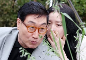 Lee Young-ae, en un momento de complicidad con su esposo [★FOTO]