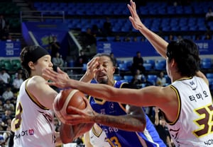 [Foto] McCollum, buscando el aro bajo la canasta