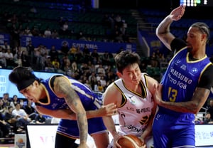 [Photo] Foul on Park Jung-hyun, who lost his balance in the paint