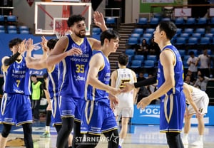 【图片】“手握LG,庆祝开季四连胜”的三星雷霆队