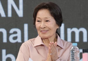 Kim Hye-ja, de 85 años, no asiste al saludo en el escenario por rumores sobre su estado de salud... El público expresa preocupación: "Síntomas de resfriado" [Star Issue]