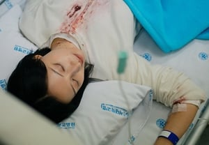 Kim Ji-won, tras un gran comienzo… llega al servicio de urgencias cubierta de sangre: “impacto” [Doctor X]