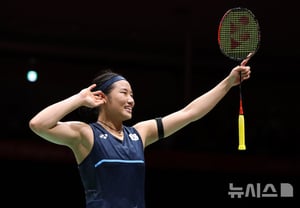"Even on her knees, the badminton goddess blocks it all" — 98.3% win rate, a remarkable feat... An Se-young advances to Denmark Open quarterfinals, setting stage for historic 11th title of the season