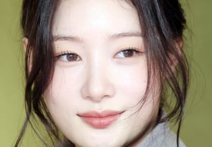 Jung Chae-yeon’s “Autumnal Gaze” [★Photo]