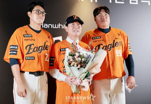 [Photo] Manager Ryu Ji-hyun receives congratulations from Ryu Hyun-jin and Chae Eun-seong