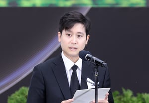 El hijo del difunto Ahn Sung-ki recibe el premio en nombre de su padre... Conmovedora reflexión: "Seguro que estará feliz en el más allá" [Star Issue]