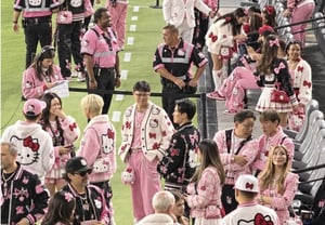 Поле для футбола? Розовый «мир Hello Kitty»... LAFC устроил сольное шоу Сон Хын Мина, подарив 22 000 болельщикам сюрприз → реакция фанатов взорвалась