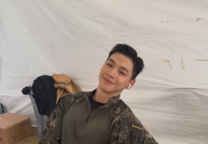 軍服の剥製化が急務..カン・ダニエル、除隊10か月を前に軍人の彼氏写真を公開