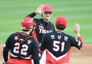 The KIA Tigers, an undefeated team in the Korea Series (KS), have a record of two wins and nine losses in the preliminary playoffs (preliminary PO) with zero appearances in the playoffs (PO)! KIA's shocking autumn jinx... Will they repeat the nightmare from 24 years ago against the LG Twins?
