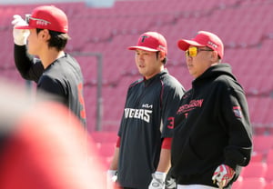 [Foto] "Conversando largamente con Ha Ju-seok", el entrenador Lee Beom-ho