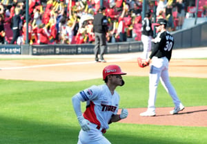 [Photo] "Not a Superstar for Nothing!" Kim Do-young Hits Game-Tying Solo Home Run in Bottom of the 4th Against Tolerhurst