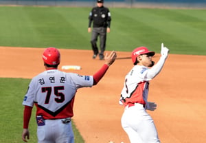 [Photo] There are many Kia fans at first base too! Kim Do-young hits a go-ahead solo home run in the bottom of the 4th inning