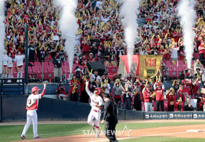[Photo] "Third base is in an uproar!!" Kim Do-young hits a go-ahead solo home run in the bottom of the 4th inning