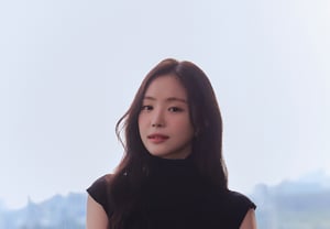 Son Na-eun, hoy (día 17) sufre el fallecimiento de su madre.. Junto a su hermana menor Son Sa-eun, velan la sala de duelo en medio del dolor [Oficial]