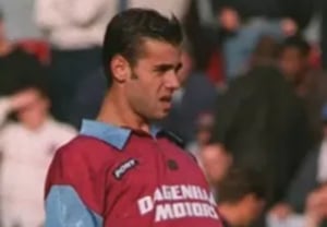 Impacto: «Llamé a Uber y el conductor era una estrella de la EPL» El delantero del West Ham, desaparecido durante 13 años, es descubierto por un influencer: «Me quedé atónito»