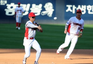 [Foto] Kim Do-young, tercera base de KIA, procesa el bateo de Ku Bon-hyuk en la parte alta de la octava entrada