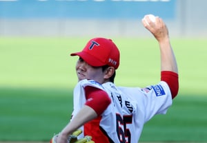 [Photo] Sung Young-tak, "Taking the Mound in the Top of the 8th"