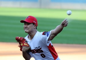 [Photo] Kwak Do-gyu, who took the mound in the top of the 8th inning
