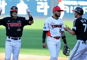 [Photo] 'Reaches base on a single with two outs in the top of the 8th inning' Park Hae-min
