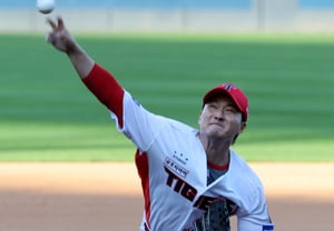 [Photo] Jeon Sang-hyun's "Top of the 8th Inning Performance"