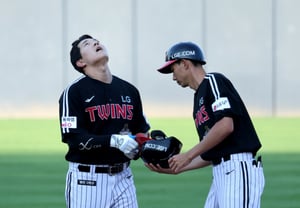 [Photo] "Regret over a ball caught at the fence" by Moon Jung-bin