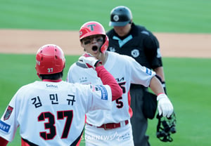 [Một lần thôi] Cẩn thận với 2 out, 'Kim Do-young nổ home run 2 điểm chốt hạ ở cuối inning 8'
