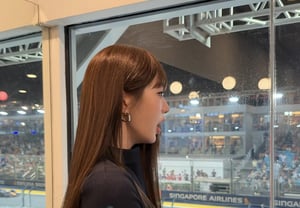 Jang Won-young tỏa sáng tại Singapore với nhan sắc búp bê..Khoe thẩm mỹ thời trang khác biệt tại hiện trường F1