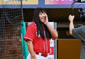 «El año pasado, un jonrón; este año, 3 hits y una actuación con melena larga» Han Doo-sol, MVP: «Mi objetivo para el próximo año es ser quien más salga al campo en el equipo»