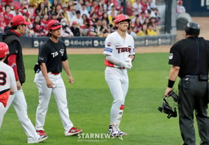 "Unbelievable." The worst-case scenario that second-place Samsung does not want: KIA's two-game winning streak puts them just one win away from the playoffs, while LG's Lee Jae-won sheds tears in the dugout. What happened? [Pre-Playoffs Game 2 On-Site Review]