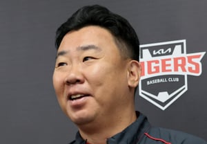 【图片】“即使被停赛，投手方面也无须担忧！”正在备战准PO第二场的李范浩（Lee Beom-ho）教练