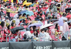 [Foto] «La lluvia de otoño, celosa del banquete del béisbol»: tensión en el Champión Field