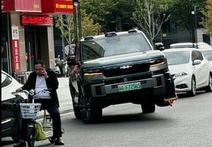 车轮夹未拆除即"三车行驶"……比亚迪方程豹 豹8在公共道路上被拍到引发热议