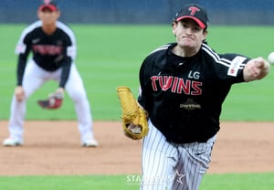 [Photo] Kennedy, who entered as a relief pitcher in the top of the first inning after Im Chan-gyu's early exit