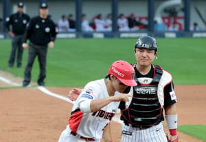 [Photo] Park Dong-won consoles Kim Do-young after being hit by a pitch in the bottom of the 4th inning