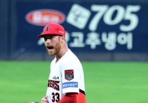[Foto] Kia, que lidera 5-2, celebra la actuación de "6 entradas y 2 carreras limpias" de Oller