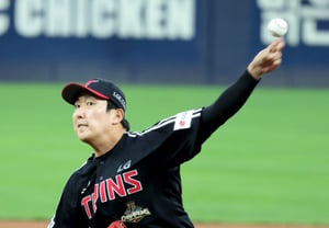 [Foto] "Triple play en la parte baja de la sexta entrada" Son Ju-young