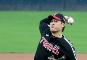 [Foto] "Sale en la séptima entrada y permite una carrera" Kim Kang-yul