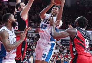[Foto] Ante la velocidad de King, Muni y Reed quedan impotentes