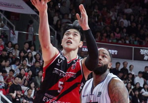 [Foto] La irrupción relámpago de Byun Jun-hyung deja a Sean Long sin respuesta
