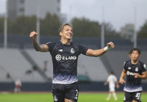 "Scored in a way that kicked up dust on a rainy day" — Seoul E-Land unleashes six goals against Gimhae, tying club record for most goals in a match... Second-place Suwon FC in hot pursuit