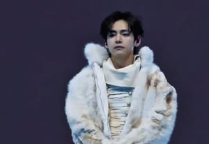 "AI cũng không thể tạo ra khuôn mặt như thế này" V của BTS trong fan cam tại buổi biểu diễn ở Chile lộ nhan sắc phi thực tế [K-EYES]