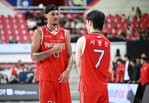 Cựu cầu thủ NBA nhưng trước tiên "Xin chào"→Thoát khỏi 15 trận thua liên tiếp vào hôm trước khi tập hợp cả các cầu thủ 'lãnh đạo giao tiếp'... Bezley tiếp cận đồng đội mà không cần thông dịch viên