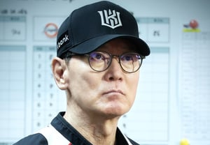 [Official Announcement] Manager Lee Kang-cheol, '1.2 billion won → 3.4 billion won,' re-signs for 3 years → his contract value triples! 11-year partnership with KT... highest treatment in KBO history