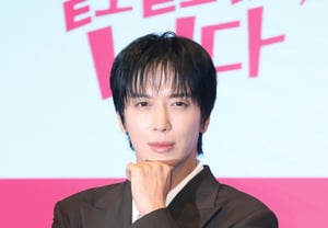Jung Yong-hwa of "Bideokkeutneoreul" (Without Beginning or End, It's You), after a four-year hiatus from public appearances, called the project "a gift-like work," adding that he had refrained from filming other romantic comedies out of loyalty to this series.