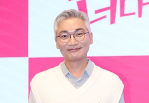 Jo Jae-yoon strikes a cute pose [★Photo]