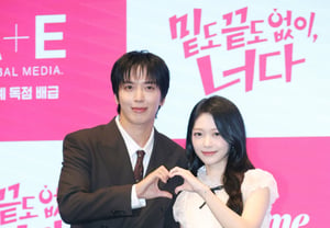 Diễn viên Jung Yong-hwa và Hong Seung-hee 'trao tay trái hình trái tim đầy tình cảm' [★Ảnh]