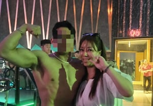 'Người giàu có' 10 kỳ Jeong-suk, tổ chức tiệc sinh nhật con trai tại câu lạc bộ Đà Nẵng..chụp ảnh cùng nam thanh niên không mặc áo [Star Issue]